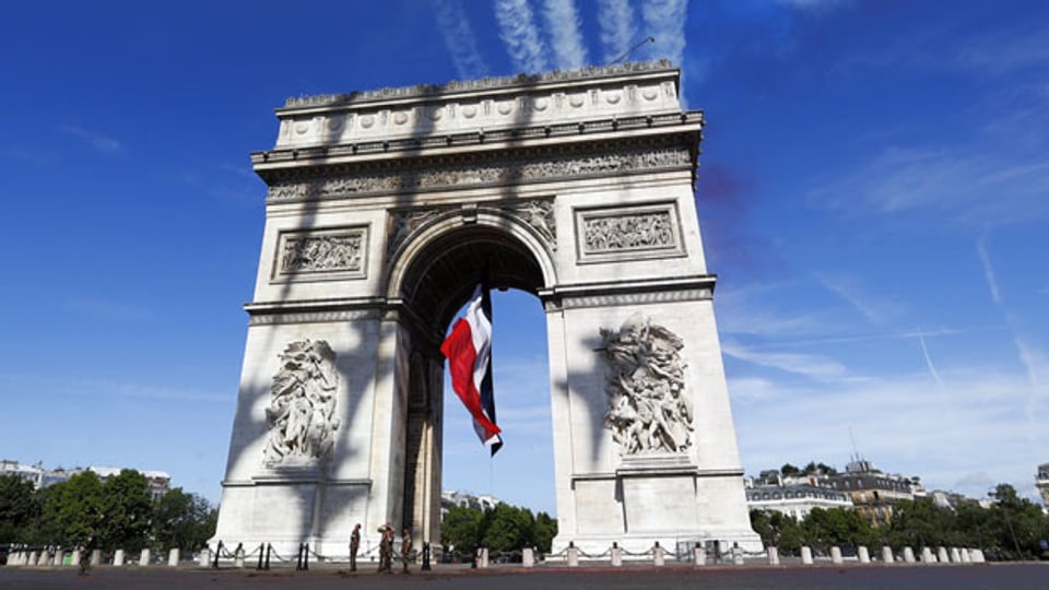 Symbolbild. Die französische Fahne beim Arc de Triomphe in Paris.