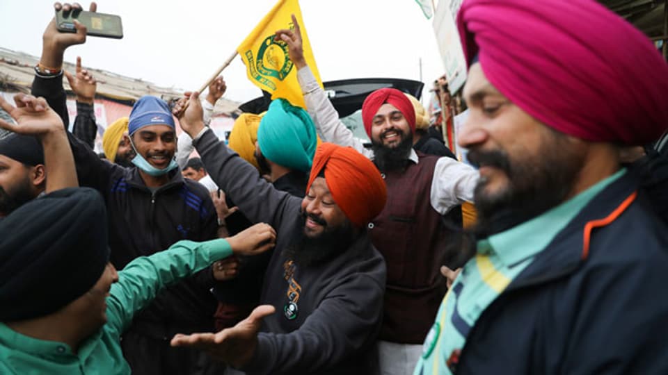 Bauern feiern nach der Ankündigung des indischen Premierministers Modi, die umstrittenen Landwirtschaftsgesetze aufzuheben, nahe der Grenze zwischen Delhi und Haryana.