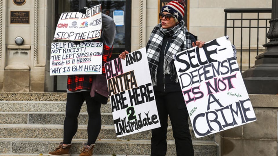 Demonstranten stehen vor dem Gerichtsgebäude von Kenosha County, während die Geschworenen im Prozess gegen Kyle Rittenhouse beraten, in Kenosha, Wisconsin, USA, 16. November 2021.