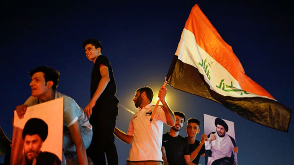 Irakische Anhänger der Sadr-Bewegung feiern nach der Bekanntgabe der vorläufigen Ergebnisse der irakischen Parlamentswahlen in Bagdad, Irak, 11. Oktober 2021.