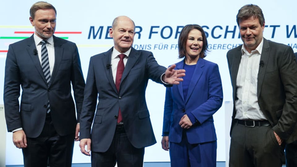 SPD-Kanzlerkandidat Olaf Scholz, zweiter von links, posiert mit der Grünen-Vorsitzenden Annalena Baerbock, zweite von rechts, und Robert Habeck, rechts, und dem FDP-Vorsitzenden Christian Lindner, links, in Berlin, am 24. November 2021.
