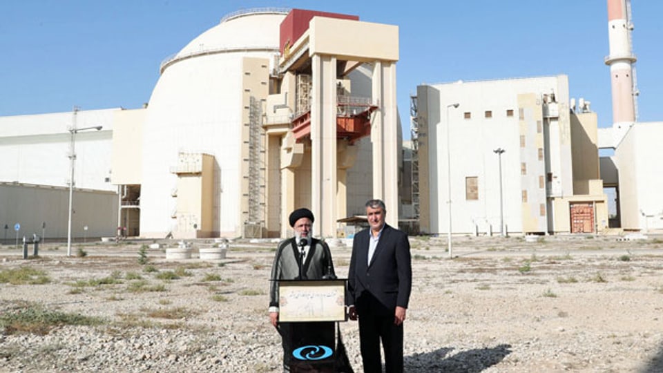 Bushehr, Teheran, Iran: Der iranische Präsident Ebrahim Raisi (li.) und der Chef der iranischen Atomorganisation Mohammad Eslami vor dem Kernkraftwerk Bushehr im Süden des Iran. Oktober 2021.