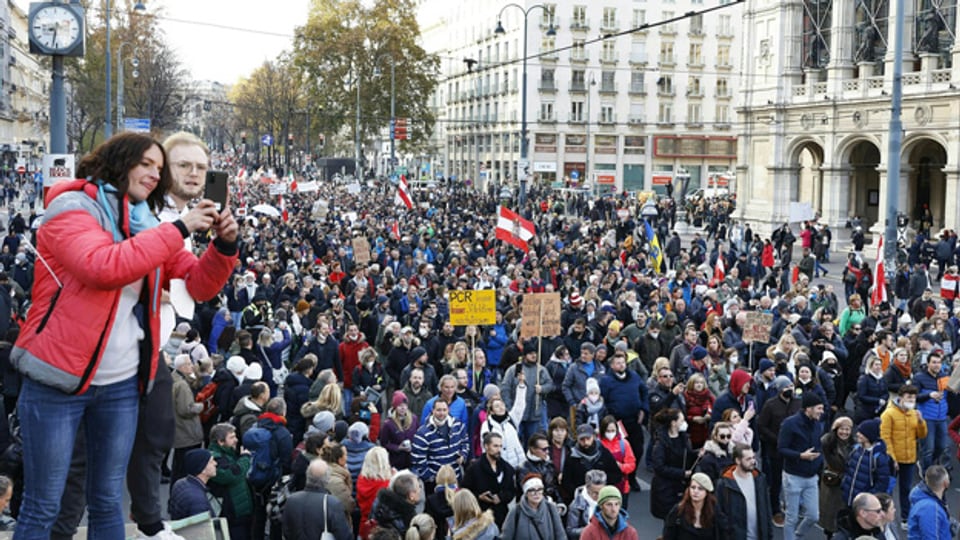 Demonstration gegen die Corona-Massnahmen am 20. November 2021 auf der Ringstraße vor der Oper in Wien.