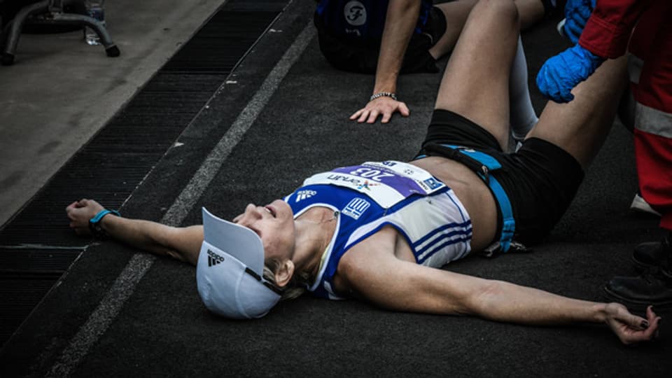 Momentaufnahme vom 38. Athen-Marathon, wo der menschliche Körper seine Ausdauer auf die Probe stellt.