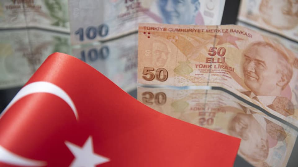 Symbolbild. Türkische Lira auf einer türkischen Fahne.