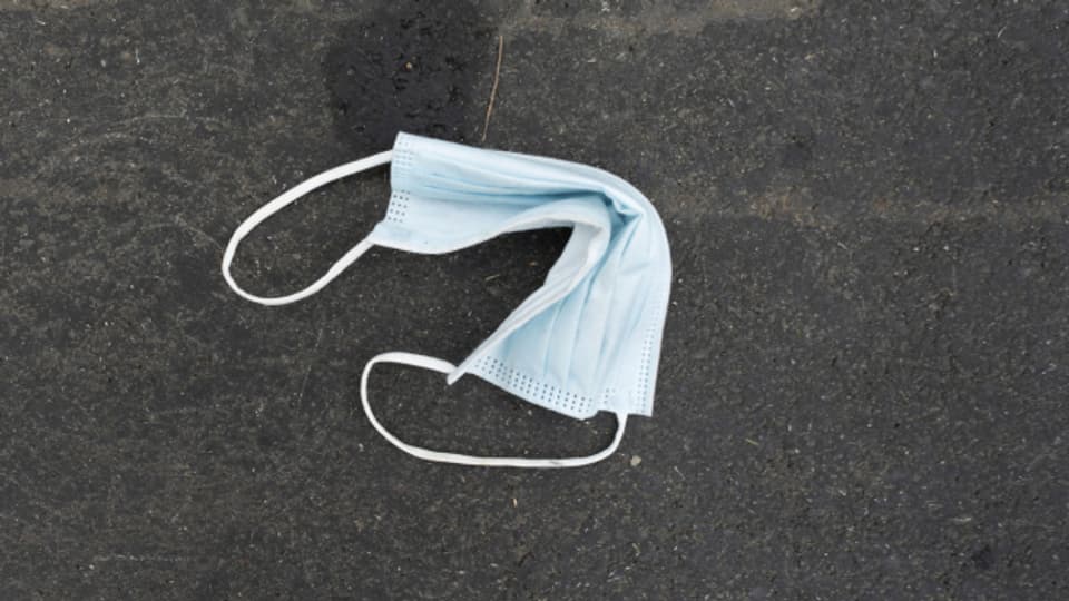 Eine Hygienemaske liegt in Olten am Boden.