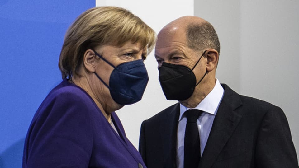 Berlin: Die geschäftsführende Bundeskanzlerin Angela Merkel (CDU) und Olaf Scholz (SPD), designierter SPD-Kanzler bei der gemeinsamen Pressekonferenz zur Corona Pandemie im Bundeskanzleramt.