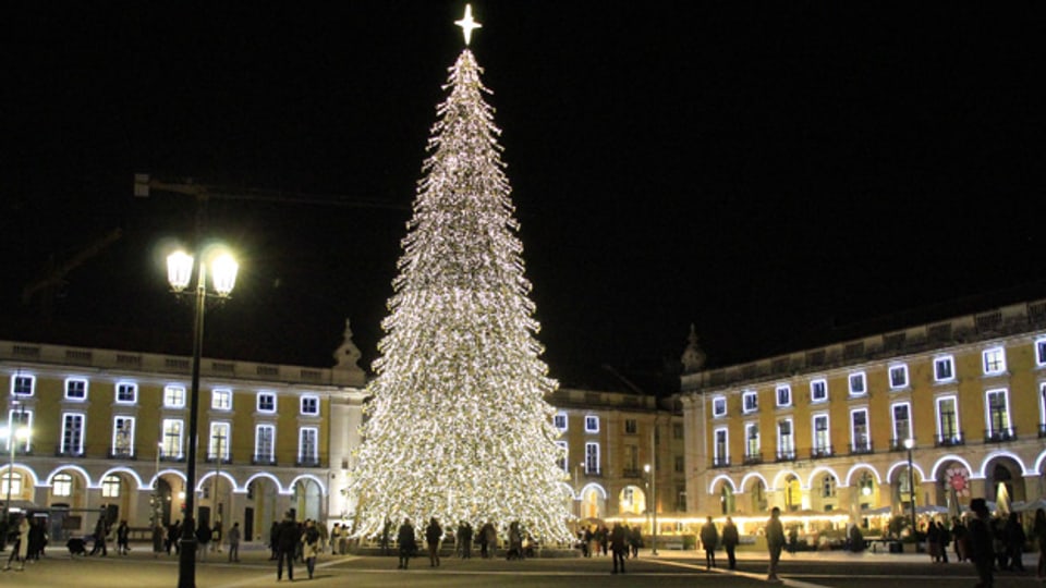  Portugal: Der Weihnachtsbaum auf dem Comercio-Platz im Zentrum von Lissabon