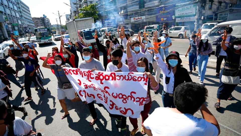 Proteste gegen den Militärputsch am 1. Dezember 2021 in Yangon, Burma.