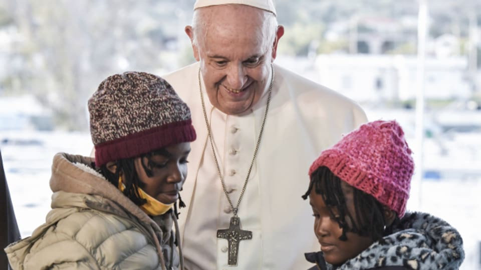 Der Papst während seines Besuchs bei Flüchtlingen auf Lesbos.