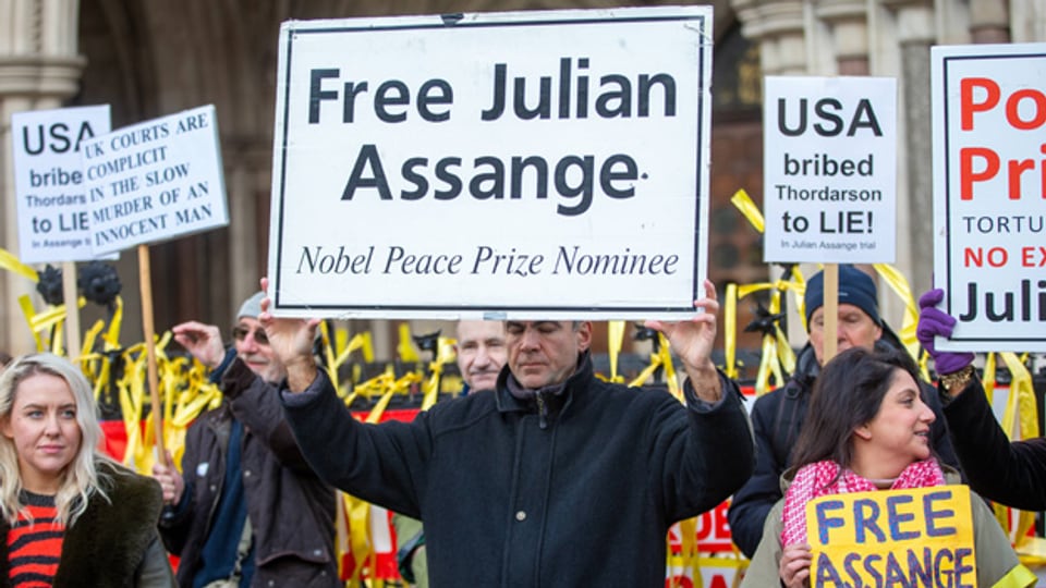 Unterstützer von Wikileaks-Gründer Julian protestieren vor dem Royal Courts of Justice, nachdem der britische High Court entschieden hat, die Auslieferung von Assange an die USA zuzulassen.