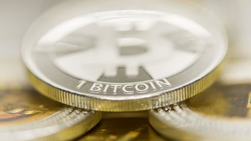 Münzen der virtuellen Bitcoin-Währung, aufgenommen im Januar 2014 in der ETH Zürich
