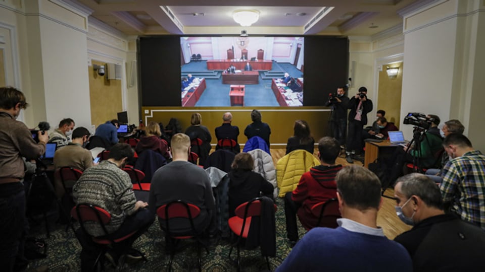 Unterstützer der Menschenrechtsgesellschaft «Memorial» und Journalisten beobachten aus der Ferne die Sitzung des Obersten Gerichtshofs der Russischen Föderation zum Fall International Memorial in Moskau, Russland.