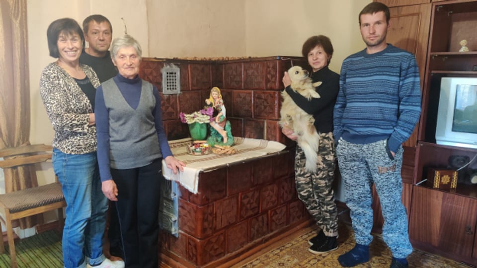 Tatiana Stepanova (mit Hund) pflegt in Polen alte Menschen – und muss ihre Familie im ukrainischen Dorf Oriv zurücklassen.