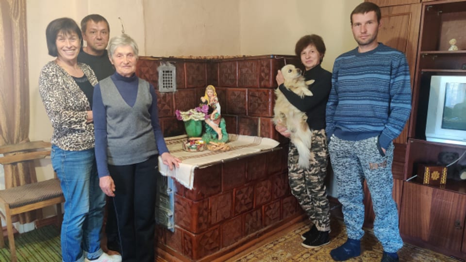 Tatiana Stepanova (mit Hund) pflegt in Polen alte Menschen – und muss ihre Familie im ukrainischen Dorf Oriv zurücklassen.