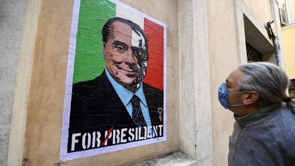 Ein Wandgemälde in Rom, das Silvio Berlusconi, als Kandidat für das italienische Präsidentenamt darstellt.