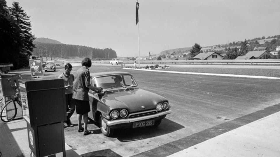 Tankstelle bei Kölliken (AG) kurz vor der Eröffnung der Autobahn N1 im Jahr 1967.