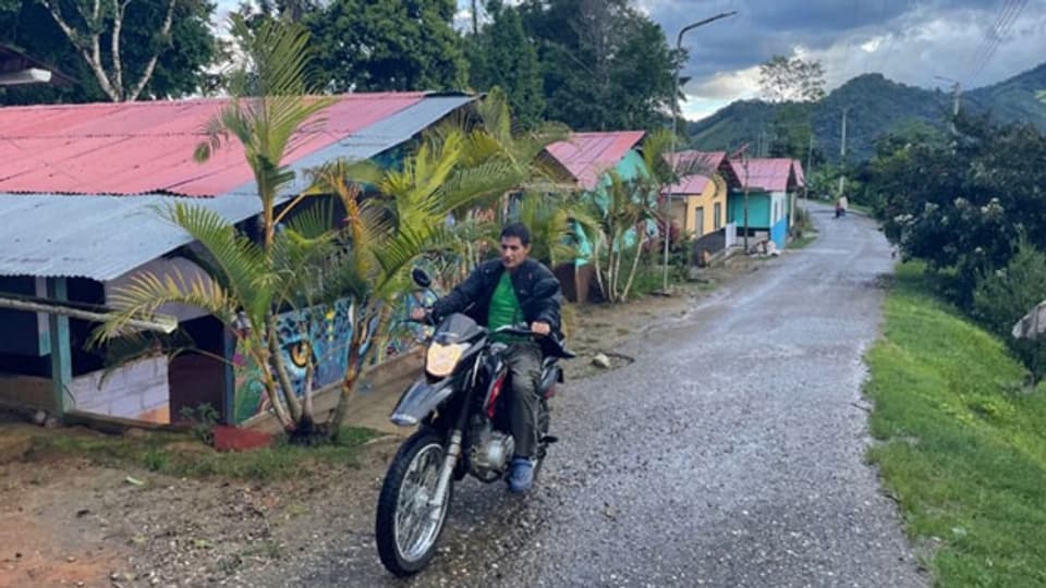 Die Siedlung Miravalle liegt abgelegen und wird streng bewacht. In den bunten Häusern sollen ehemalige FARC-Kämpfer in geschützter Atmosphäre einen Neuanfang wagen.