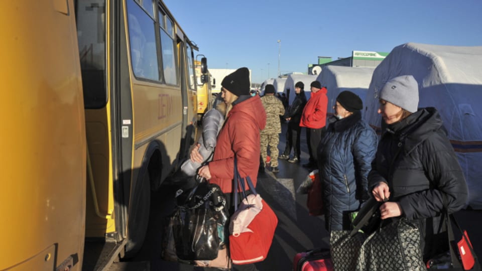 Bewohnerinnen der Region Donetzk werden nach Russland evakuiert - angeblich aus Sicherheitsgründen.