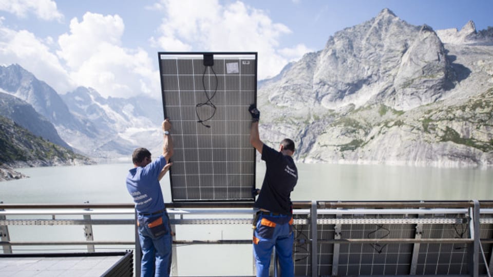 Montage von Solaranlagen am Albigna-Stausee.