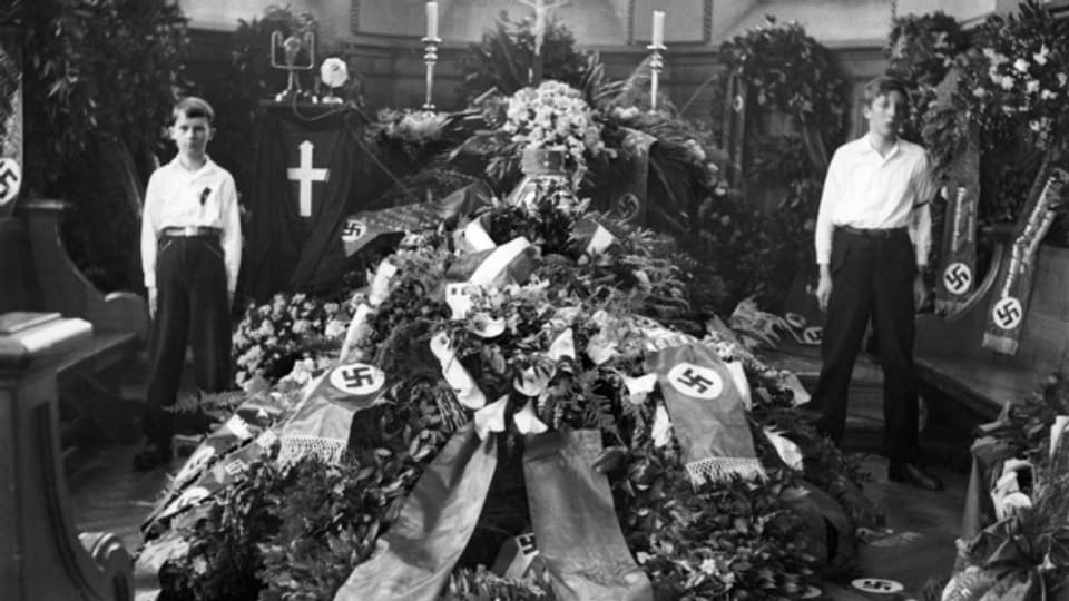 Trauerfeier von Wilhelm Gustloff in der Alexanderkirche in Davos im Februar 1936. Gustloff war der Chef der deutschen Nationalsozialisten in der Schweiz. Die Davoser "Hitlerjugend" stellte die Ehrenwache.