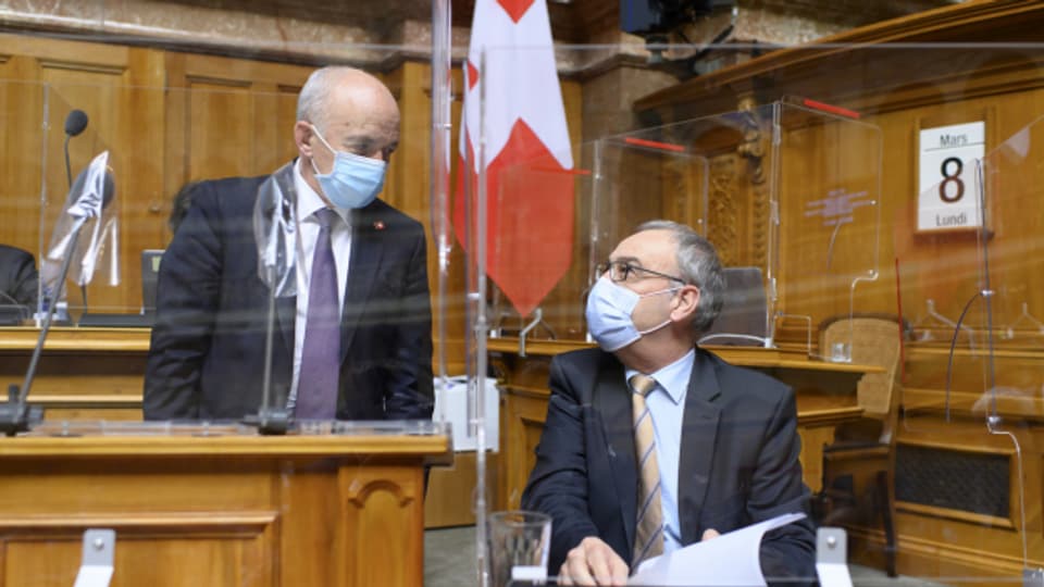 Die Bundesräte Maurer und Parmelin mit Masken geschützt im Nationalrat.