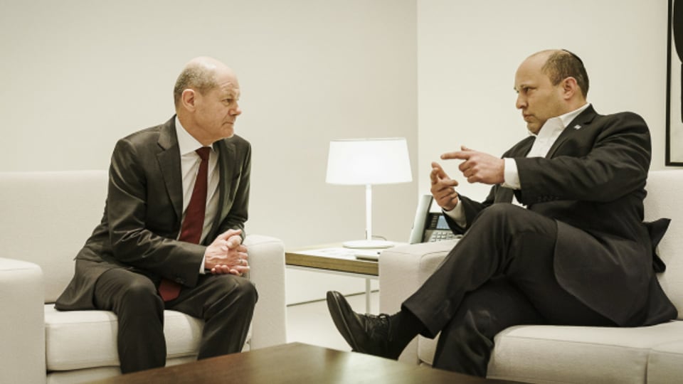 Nachdem der israelische Premierminister Naftali Bennett (rechts) Vladimir Putin in Moskau besucht hatte, flog er für Gespräche zu Kanzler Olaf Scholz (links) nach Berlin.
