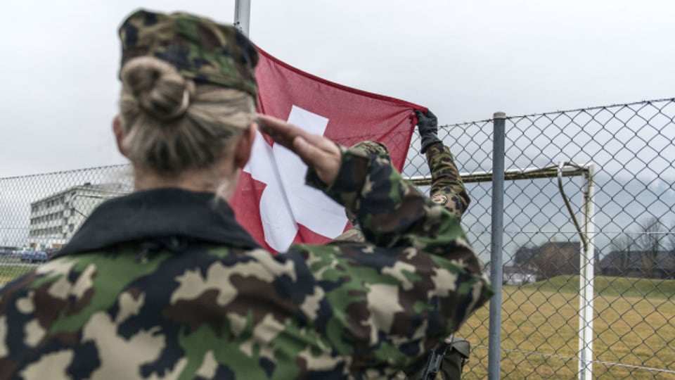 Bewaffnete Neutralität: In Stans wird die Schweizer Flagge gehisst.