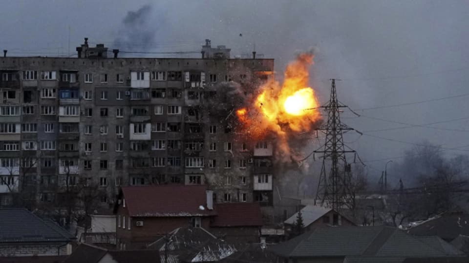 Eine Explosion in einem Wohnhaus in der ukrainischen Hafenstadt Mariupol, nachdem ein Panzer der russischen Armee am Freitag, 11. März 2022, geschossen hat.