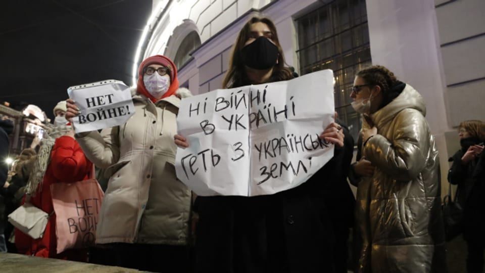 Russische Demonstranten halten ein Plakat mit der Aufschrift "Kein Krieg" während einer Kundgebung am 24. Februar 2022, an jenem Tag, an dem Russland in die Ukraine einmarschierte.
