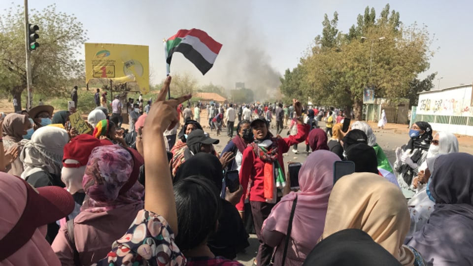 Demonstrierende in der sudanesischen Hauptstadt Khartum Anfang März 2022.