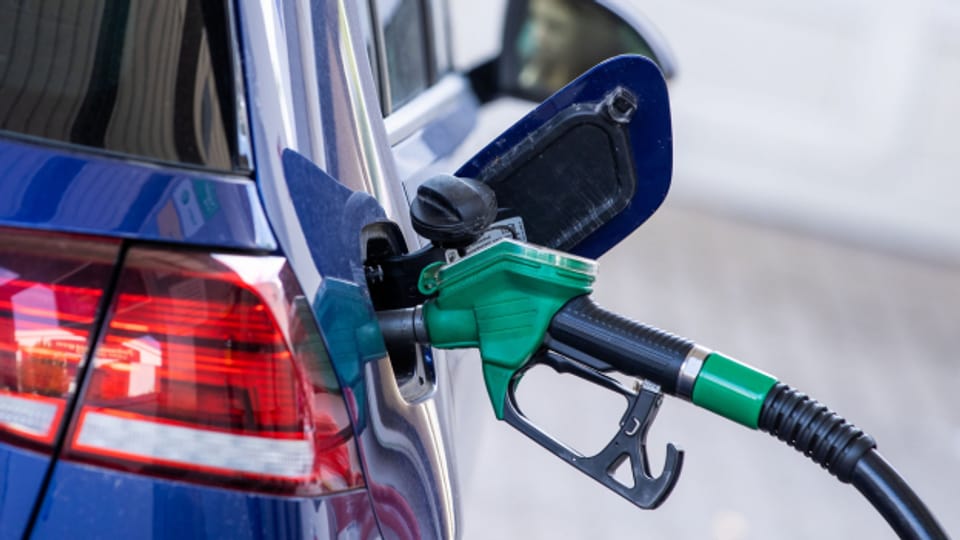 Hier macht sich der hohe Ölpreis bemerkbar: Beim Benzintanken an der Zapfsäule.