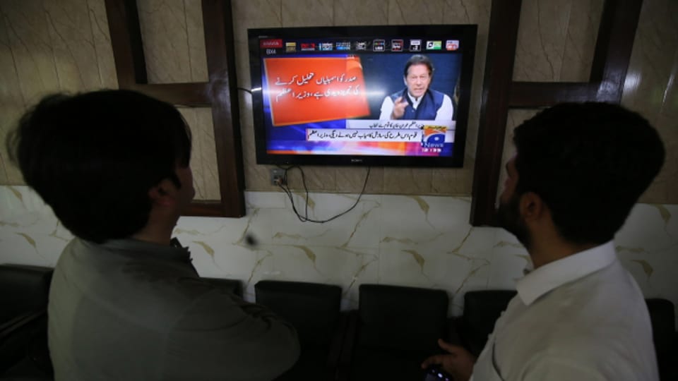 Der pakistanische Premierminister Imre Khan kündigt im Fernsehen Neuwahlen an.