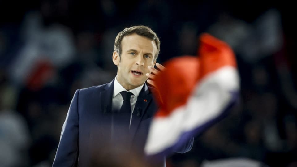 Emmanuel Macron spricht in Paris zu seinen Wählerinnen und Wählern.