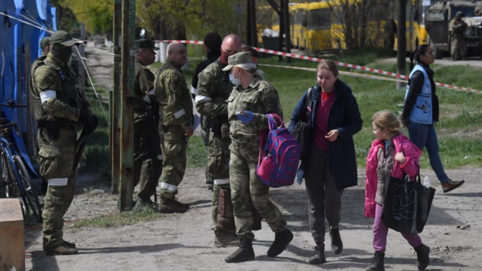 Zivilisten verlassen Mariupol.