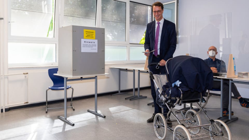Wird Hendrik Wüst von der CDU (hier bei der Stimmabgabe mit seiner Tochter) als Ministerpräsident bestätigt?