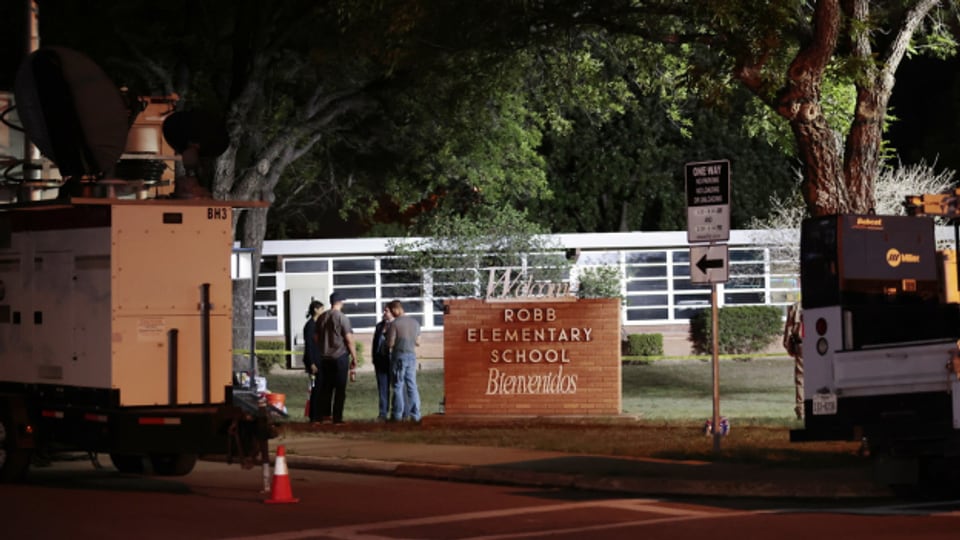 Die Polizei ermittelt nach der Schiesserei an der Robb-Grundschule in Uvalde / Texas.