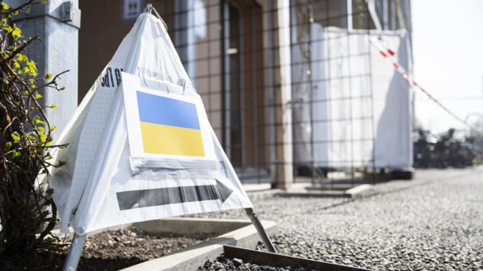 Eine Wegweiser zeigt in die Unterbringung der schutzsuchenden Ukrainerinnen und Ukrainer im Bundesasylzentrum in Base