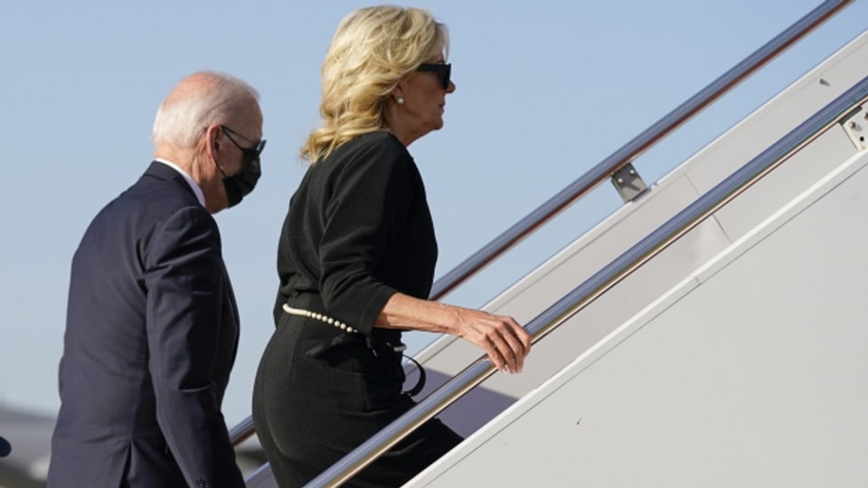 US-Präsident Joe Biden und First Lady Jill Biden besteigen das Flugzeug auf der Reise nach Uvalde, Texas.