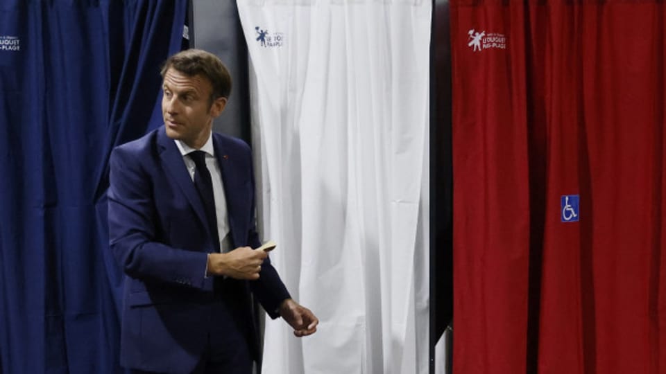 Präsident Emmanuel Macron bei der Stimmabgabe in Le Touquet.
