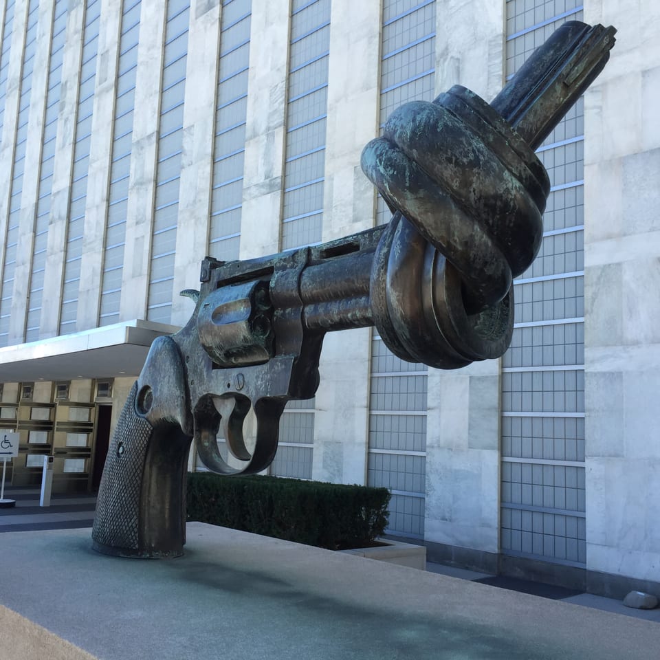 Der «verknotete Colt» als Symbol gegen die Gewalt am UNO-Sitz in New York.