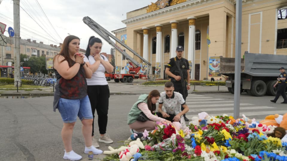 Gedenken an die Opfer des Angriffs in der zentralukrainischen Stadt Winnytsja.