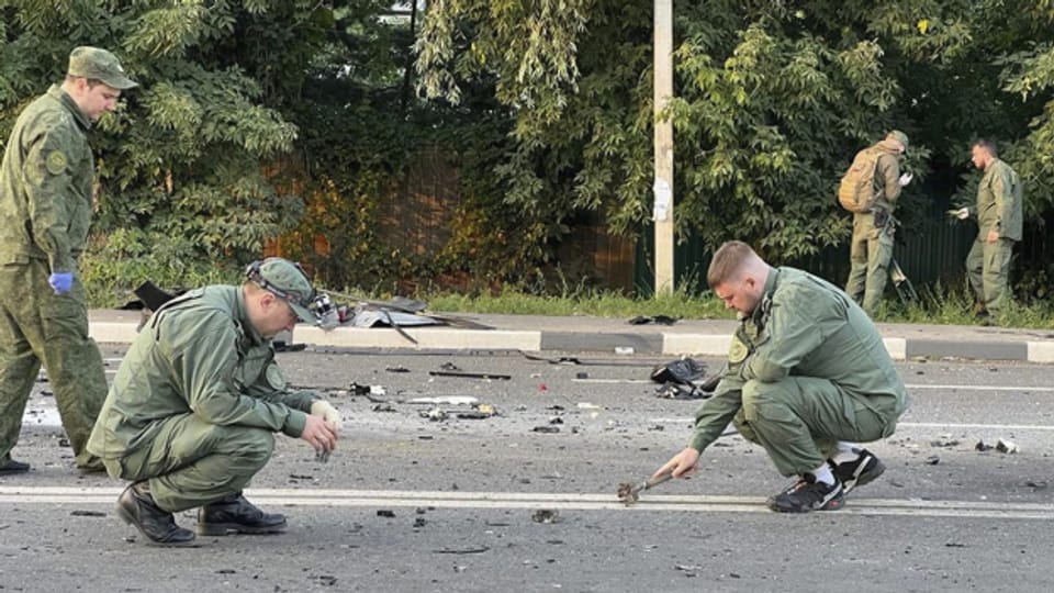 Sicherheitsbehörden untersuchen bei Moskau den Anschlagsort, wo Daria Dugin ums Leben kam.