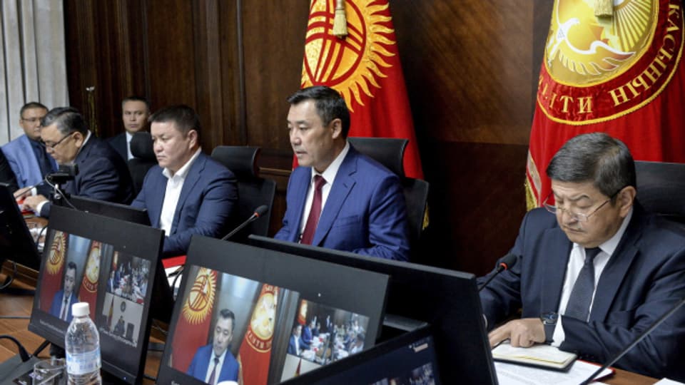 Der kirgisische Präsident Sadyr Japarow (Mitte) hat den Sicherheitsrat einberufen wegen des Konflikts mit Tadschikistan.