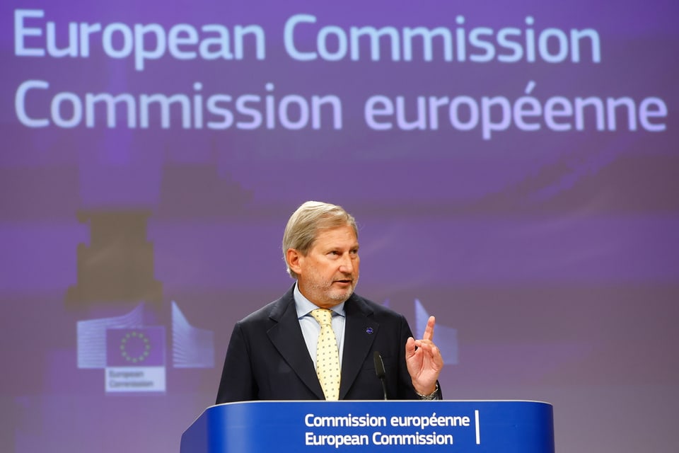 Johannes Hahn, EU-Kommissar für Haushalt und Verwaltung, verkündet an der Presskonferenz den Antrag, Ungarn EU-Gelder zu kürzen.