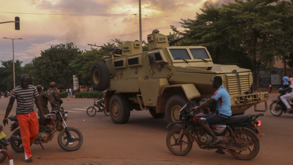 Ein Armeefahrzeug in den Strassen von Ouagadougou.
