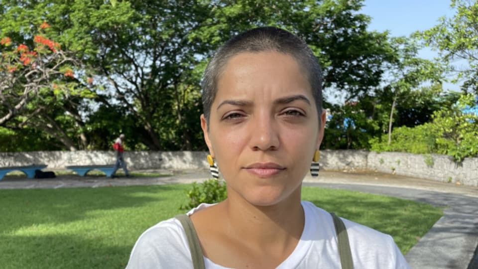 Die 33-jährige Coiffeurin Aylin nahm vor einem Jahr an den Protesten teil und will trotz Mangelwirtschaft in Kuba bleiben.
