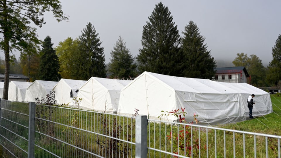 Erstaufnahmezentrum in Oberösterreich: Zelte für Migrantinnen und Migranten in St. Georgen im Attergau.