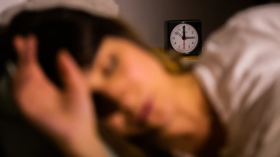 Zu frühes Aufstehen kann der Gesundheit schaden: Eigentlich möchte man weiterschlafen, aber der Wecker weckt einen auf.