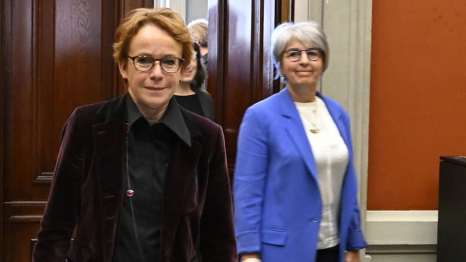 Die SP-Ständerätinnen Eva Herzog (Basel-Stadt) und Elisabeth Baume-Schneider (Jura) nach ihrer Nomination durch die SP-Fraktion in Bern.